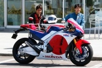 福士誠治氏(写真右)、伊藤真一氏とホンダのレーサーRC213V-Sの収録シーン