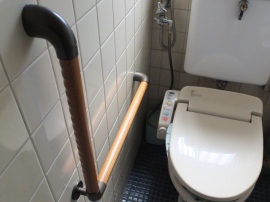 自宅トイレの温水洗浄便座の装着状況を尋ねると、全体では69.4%が「装着されている」との結果になった