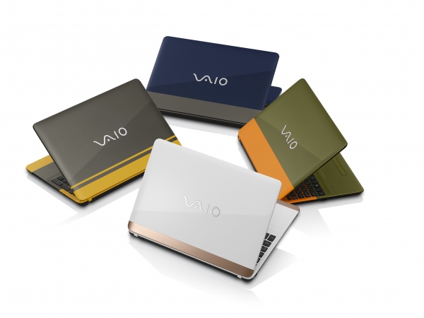 「VAIO C15」（左：ブラック・イエロー、右：カーキ・オレンジ、上：ネイビー・グレー、下：ホワイト・カッパー）（写真：VAIO発表資料より）