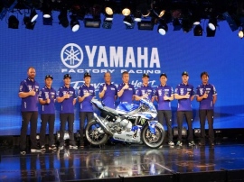 YZF-R1に「YAMAHA FACTORY RACING TEAM」と「YART Yamaha Official EWC Team」の選手、監督、ヤマハ発動機 技術本部