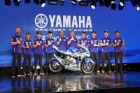 YZF-R1に「YAMAHA FACTORY RACING TEAM」と「YART Yamaha Official EWC Team」の選手、監督、ヤマハ発動機 技術本部