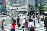 外気温が高いと体温維持のために使うエネルギーが最小限で済んでしまうために、冬に比べておよそ1割近くも基礎代謝が下がってしまうといわれている