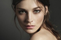 バーバリーから、猫のような魅力的な目もとに仕上がる「キャットラッシュマスカラ」新発売