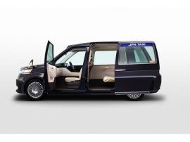 2013年の「東京モーターショー」でトヨタブースに展示された「JPN TAXI Concept」。このモデルは当時、国交省が提示した「標準仕様ユニバーサルデザインタクシー認定要領」に適合していた