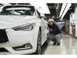 日産栃木工場の生産ラインを流れるインフィニティの新型スポーツクーペ「Q60」(日本名:スカイラインクーペ)