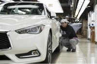 日産栃木工場の生産ラインを流れるインフィニティの新型スポーツクーペ「Q60」(日本名:スカイラインクーペ)