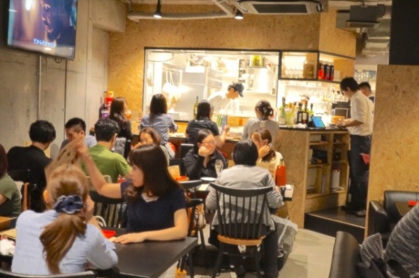 欧州バル「C by favy」は、8月15日〜8月30日に21時以降の入店限定で「ローストビーフ食べ放題」を500円で提供する。