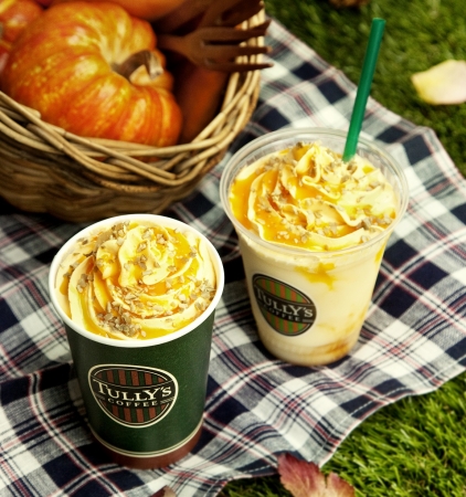 タリーズコーヒージャパンが9月2日に発売する秋のドリンク「スイートパンプキンラテ」と「スイートパンプキンスワークル」。