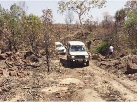 2014年にオーストラリア大陸で実施した“5大陸走破プロジェクト”の第1弾。社員80名がオーストラリアの砂漠や悪路が続く過酷な道を約2万km走破した