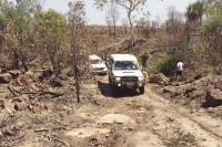 2014年にオーストラリア大陸で実施した“5大陸走破プロジェクト”の第1弾。社員80名がオーストラリアの砂漠や悪路が続く過酷な道を約2万km走破した