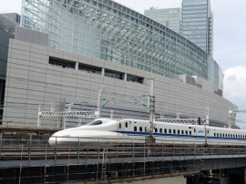 日本の新幹線が世界的に高い評価を受けている理由は、1964年10月1日の開業以来、50年以上の長期にわたって、新幹線自身の性能等が理由で列車に乗車中の乗客が死亡する事故はただの一つも発生していない