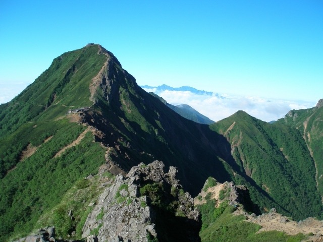 長野県は非接触型ICカードシステムを使った登山安否確認システムを導入した。同システムでは登山届けに重点を置き、電子化によりオンラインでの登録も可能にした。また登山者は、登山計画の中間点に到達したことをカードをかざすことで家族に共有できる。