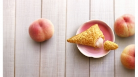 日本マクドナルドは、和歌山県産の桃「白鳳」を使ったパイメニュー「三角ももクリームパイ」を9月7日から期間限定で販売する。（写真：同社発表資料より）