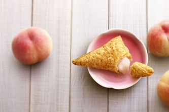日本マクドナルドは、和歌山県産の桃「白鳳」を使ったパイメニュー「三角ももクリームパイ」を9月7日から期間限定で販売する。（写真：同社発表資料より）