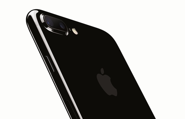 米アップル（Apple）が16日に発売するスマートフォンの新モデル「iPhone 7 Plus」。（写真提供：アップル）