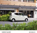 ホンダがマイナーモデルチェンジして9月16日に発売する軽乗用車「N-BOX SLASH」（G・Lパッケージ(FF)リアイメージ(プレミアムホワイト・パールII)オプション装着車）（写真提供：ホンダ）