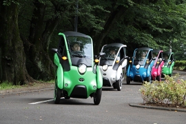 i-ROADの隊列走行の様子（トヨタ自動車の発表資料より）