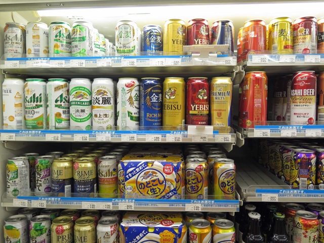ビール系アルコール飲料の酒税統一で、プレミアムビールから第三のビールまで品揃えするコンビニの棚に並ぶ商品にも変化が……