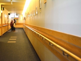 遠隔操作の手術ロボットによる目の内部の手術が英国で成功し、70歳の患者が視力を取り戻した。患者は網膜疾患で右目中央の視野が欠けていたという。日本国内でもロボットの普及と開発が活発化している。 遠隔操作の手術ロボットによる目の内部の手術が英国で成功し、70歳の患者が視力を取り戻した。患者は網膜疾患で右目中央の視野が欠けていたという。日本国内でもロボットの普及と開発が活発化している。