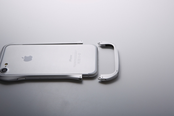 iPhone 7用のアルミバンパー「iPhone7専用 Deff製 Cleave Aluminum Bumper Limited Edition」