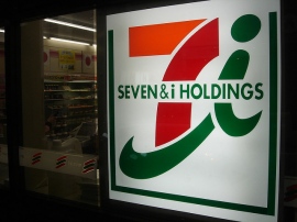 国内コンビニ業界でトップを走るセブンイレブンの古屋一樹社長は、米国子会社の出店戦略について現在の8,500店舗を将来的には2万店まで拡大できるとした。国内も今後3年程度は積極的に新規出店を進める方針で、来年には2万店に達する見込み。