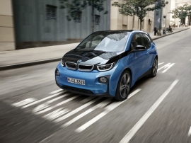 ビー・エム・ダブリュー（BMW）が10月1日に発売する電気自動車「BMW i3」の新型モデル（写真提供：BMW）