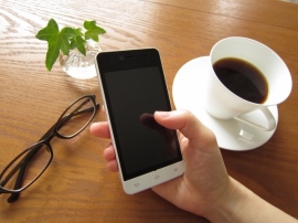 東京ガスが格安スマートフォン市場に参入する。通信会社と手を組み、傘下のガス機器販売会社で販売するという。今年4月に始まった電力自由化と来年開始予定の都市ガス自由化が背景にあり、競争が激化しているのが現状だ。