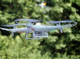 政府が小型無人機「ドローン」や水中・陸上ロボットの評価基準を策定することがわかった。耐久性や走行距離などの項目別に性能を数段階で評価し、結果を公開する方針。17年度中に策定し、18年度以降の運用を目指す。 政府が小型無人機「ドローン」や水中・陸上ロボットの評価基準を策定することがわかった。耐久性や走行距離などの項目別に性能を数段階で評価し、結果を公開する方針。17年度中に策定し、18年度以降の運用を目指す。