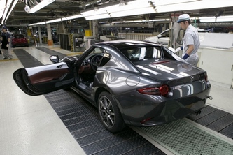 マツダは本社宇品第1工場で「Mazda MX-5 RF（日本名：ロードスター RF）」の生産を開始した。写真は、量産第一号車（欧州仕様車）。（写真提供：マツダ） 