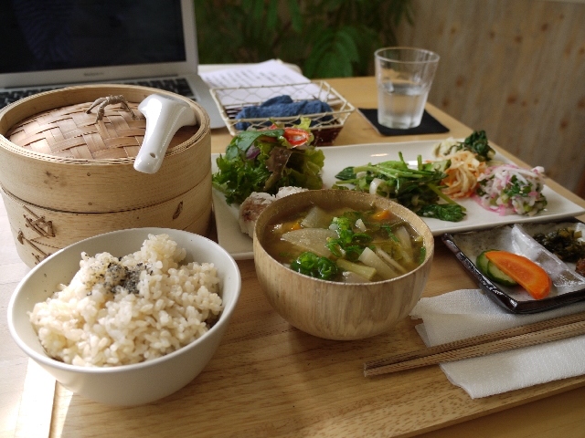 東北大学の研究グループが日本食の健康有益性についての試験結果を発表した。日本食の中でも1975年頃に食べられていた食事には肥満抑制や糖尿病予防、ストレス軽減、BMIの低下が認められたという。また、75年型の日本食における食材や調理法、形式などの特徴も明確化している。