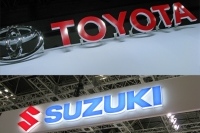 トヨタ自動車の社長である豊田章男氏とスズキ自動車の会長・鈴木修氏が共同記者会見を開いた