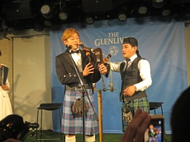 新製品の「ザ・グレンリベット ファウンダーズ・リザーブ」の発表会にスコットランドの伝統衣装「キルト」姿で登場した俳優の山本耕史さん、バグパイプ演奏を20年ほど前に習いにスコットラントを訪れたという