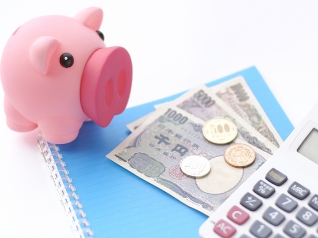 ボーナスが入ったときのお金の使い道についての調査では「今つかいたいものに使う」「投資」を合わせた割合が東京の人で46.8%、大阪の人で42.4%となり、僅差ではあるが東京の方が貯金以外の使い道に回す割合が高いという結果となった。