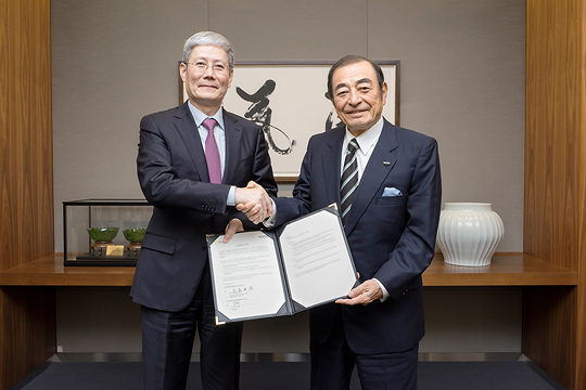 華潤集団の董事長「傅育寧」（左）、富士フイルムホールディングスの代表取締役会長・CEO「古森 重隆」（右）（写真：富士フイルム発表資料より）