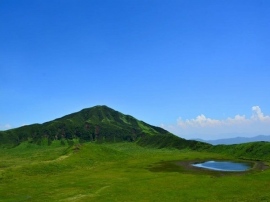 阿蘇山や阿蘇ジオパークのほか、温泉も豊富な阿蘇市。酪農も盛んで、乳製品も名産だ。熊本県内の他地域に比べて観光客数が群を抜いて多く、年間で1600万人ほどが訪れる。震災で打撃を受けた熊本の観光を牽引できるか、注目される。