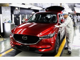 広島市南区のマツダ本社宇品第2工場の生産ラインを流れる新型「CX-5」