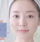「スマイルコネクト」アプリと「肌水分センサー」で肌水分を測定（カネボウ化粧品発表資料より）