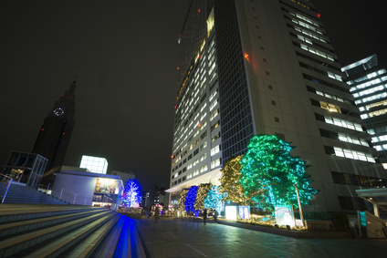 クリスピー・クリーム・ドーナツ日本1号店が入る新宿サザンテラスのイルミネーション