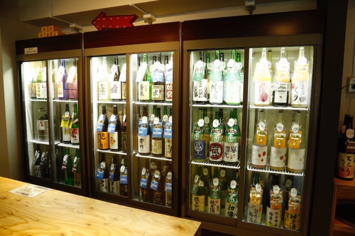 100種以上の日本酒をセルフスタイルで飲み比べ可能