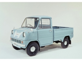 ホンダの四輪車生産は、1963年に生産開始した写真の軽トラック「T360」に始まる