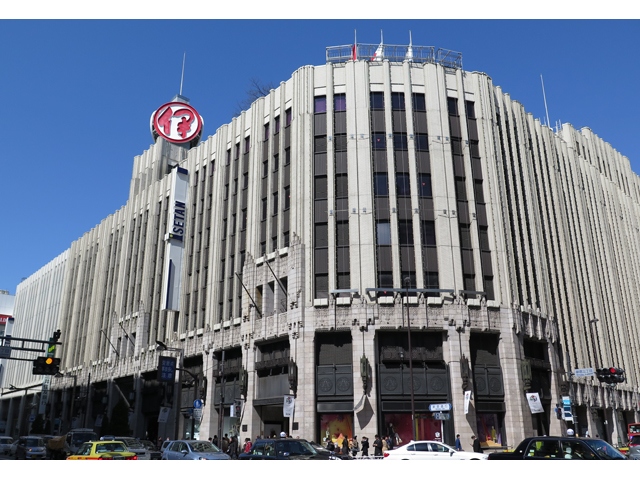 百貨店業界では、都心型大型店の収益で、収益の低い郊外&地方店を支える構図が崩れ“百貨店大閉店時代”が訪れた。収益が低下する国内アパレル大手に更なる打撃を与えそうだ。写真は日本一の売上を誇る「伊勢丹」新宿本店