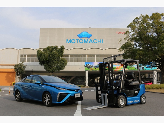 豊田自動織機製燃料電池フォークリフト、最大積載量2.5トンとなっている。左はトヨタの燃料電池車「MIRAI」