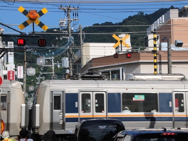 国土交通省は1月27日、事故や渋滞など課題のある改良が必要な踏切として全国529ヵ所を指定し、今後鉄道会社や自治体に改善を求めるが、大規模な工事が必要であり、解消には時間がかかりそうだ。