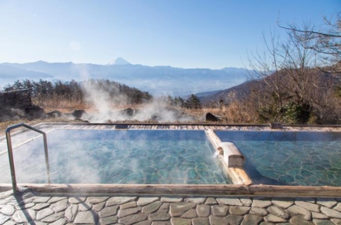 山梨県山梨市、「ほったらかし温泉」。遠くに見えている山は富士山である。（画像：KADOKAWA発表資料より）