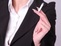 富士経済は、2016年10月に厚生労働省が公表した「受動喫煙防止対策の強化について(たたき台)」で示された喫煙規制や罰則が実際に施行された場合、外食市場に与える影響を外食店へのアンケート調査をもとに算出した