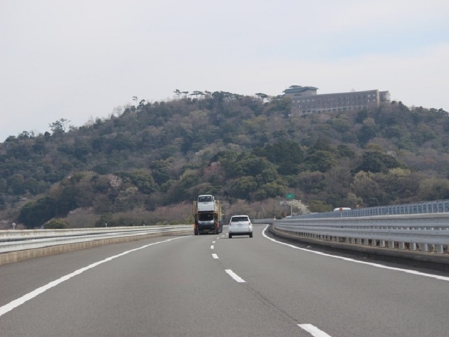 昨年2月に開通した新東名高速道路の浜松いなさJCT-豊田東JCT区間。1年間で渋滞が9割減り、トラックドライバーの労働環境改善や、地方経済の活性化にも貢献している。