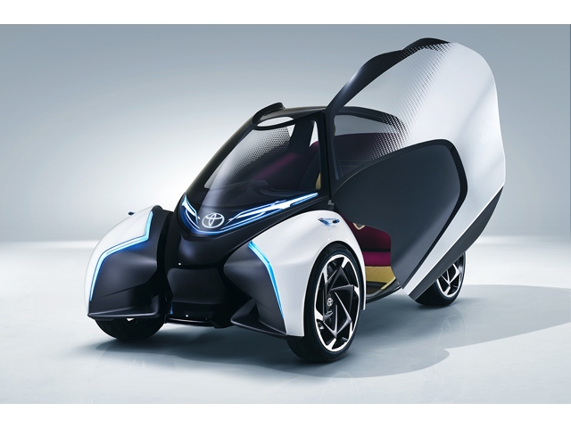 2013年の東京モーターショーで発表したコンセプトモデル「TOYOTA i-ROAD」の進化バージョンともいえる「TOYOTA i-TRIL」。クルマの左右中央にドライバーズシートを配置する「1+2レイアウト」が現実性を感じさせる