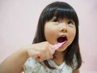 消費者庁は、子どもが歯磨き中に歯ブラシで喉を突いてしまう事故が増えているとして、注意喚起した