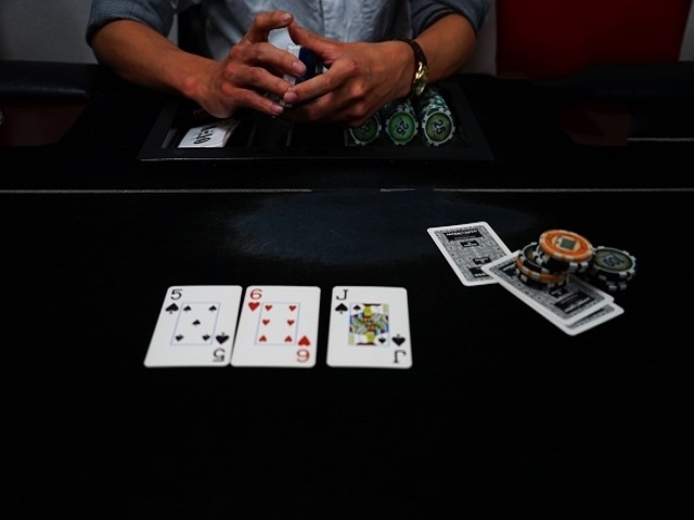 1997年にはAIがチェスで人間のプロに勝利し、2010年には将棋のトッププロがAIに敗れ、そして昨年3月には、「アルファ碁」がりイ・セドル九段を破った。さらにはアルファ碁の進化形の「Master」がネット上の囲碁でプロ棋士たちを相手に60戦無敗という結果を残し1月5日にプロジェクトを終了した。