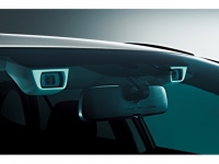 現在、自動車各社が搭載する「自動ブレーキ」の先駆けとなった富士重の「アイサイト」は、写真のようにフロントガラスのステレオカメラだけで制御する